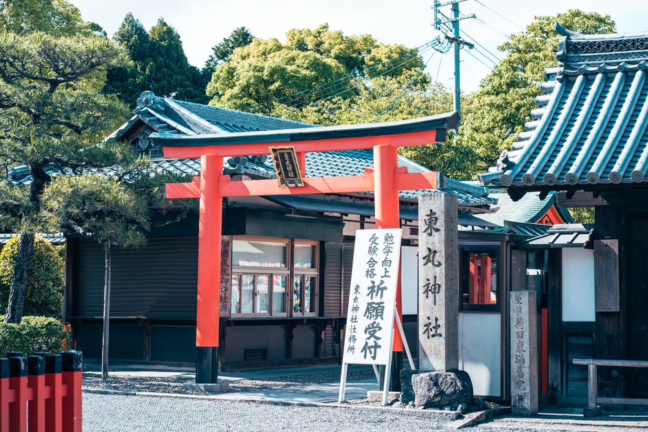 雨の日の神社参拝は大丈夫?知っておきたい基本マナーと過ごし方のイメージ